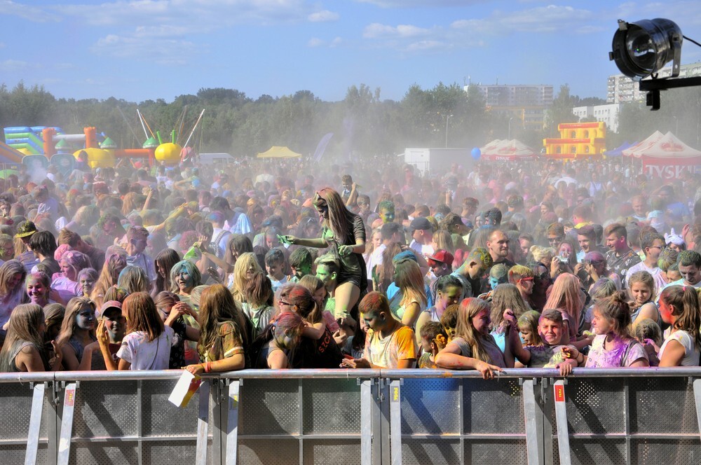 Uwaga! W sobotę w Rudzie Śląskiej zanotowaliśmy olbrzymi wzrost natężenia kolorów, radości i dobrej zabawy! Na otwartych terenach przy ulicy Górnośląskiej odbył się kolejny Holi Festiwal.