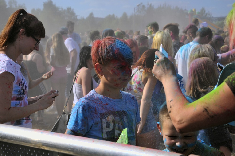 Uwaga! W sobotę w Rudzie Śląskiej zanotowaliśmy olbrzymi wzrost natężenia kolorów, radości i dobrej zabawy! Na otwartych terenach przy ulicy Górnośląskiej odbył się kolejny Holi Festiwal.