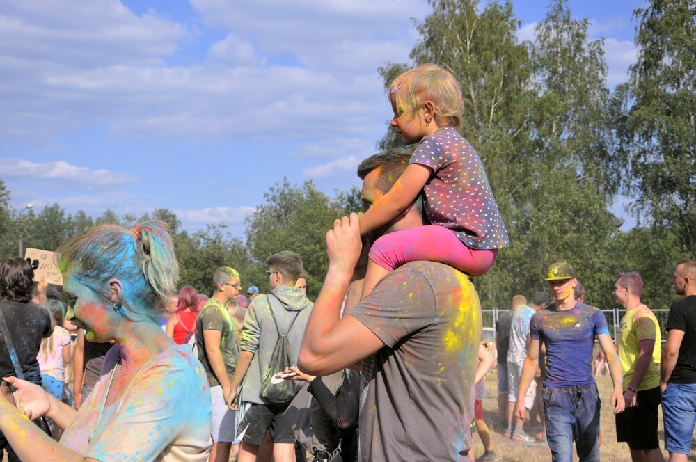 Uwaga! W sobotę w Rudzie Śląskiej zanotowaliśmy olbrzymi wzrost natężenia kolorów, radości i dobrej zabawy! Na otwartych terenach przy ulicy Górnośląskiej odbył się kolejny Holi Festiwal.