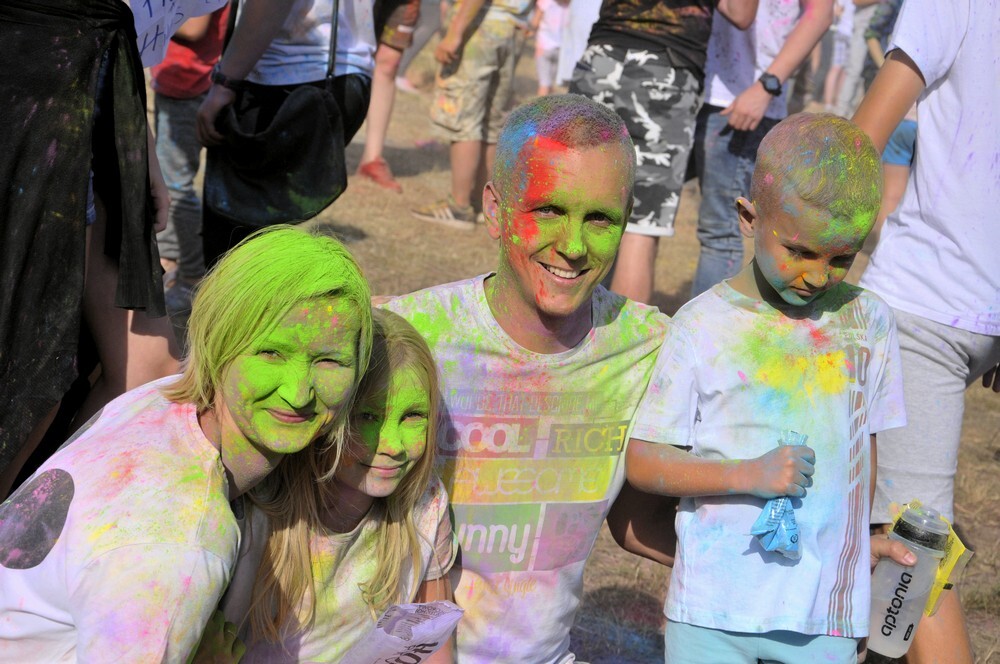 Uwaga! W sobotę w Rudzie Śląskiej zanotowaliśmy olbrzymi wzrost natężenia kolorów, radości i dobrej zabawy! Na otwartych terenach przy ulicy Górnośląskiej odbył się kolejny Holi Festiwal.