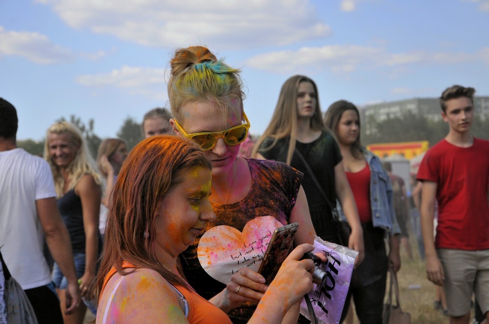 Uwaga! W sobotę w Rudzie Śląskiej zanotowaliśmy olbrzymi wzrost natężenia kolorów, radości i dobrej zabawy! Na otwartych terenach przy ulicy Górnośląskiej odbył się kolejny Holi Festiwal.