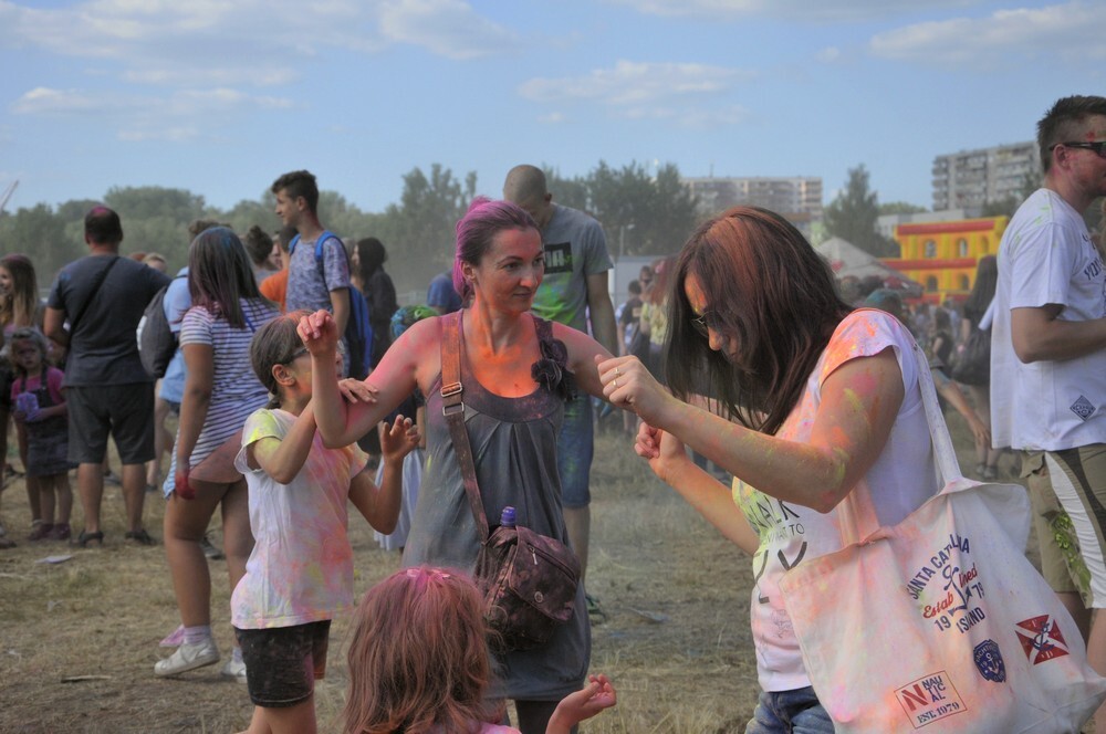 Uwaga! W sobotę w Rudzie Śląskiej zanotowaliśmy olbrzymi wzrost natężenia kolorów, radości i dobrej zabawy! Na otwartych terenach przy ulicy Górnośląskiej odbył się kolejny Holi Festiwal.