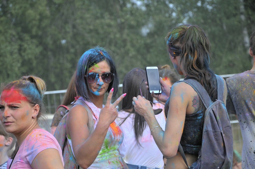 Uwaga! W sobotę w Rudzie Śląskiej zanotowaliśmy olbrzymi wzrost natężenia kolorów, radości i dobrej zabawy! Na otwartych terenach przy ulicy Górnośląskiej odbył się kolejny Holi Festiwal.