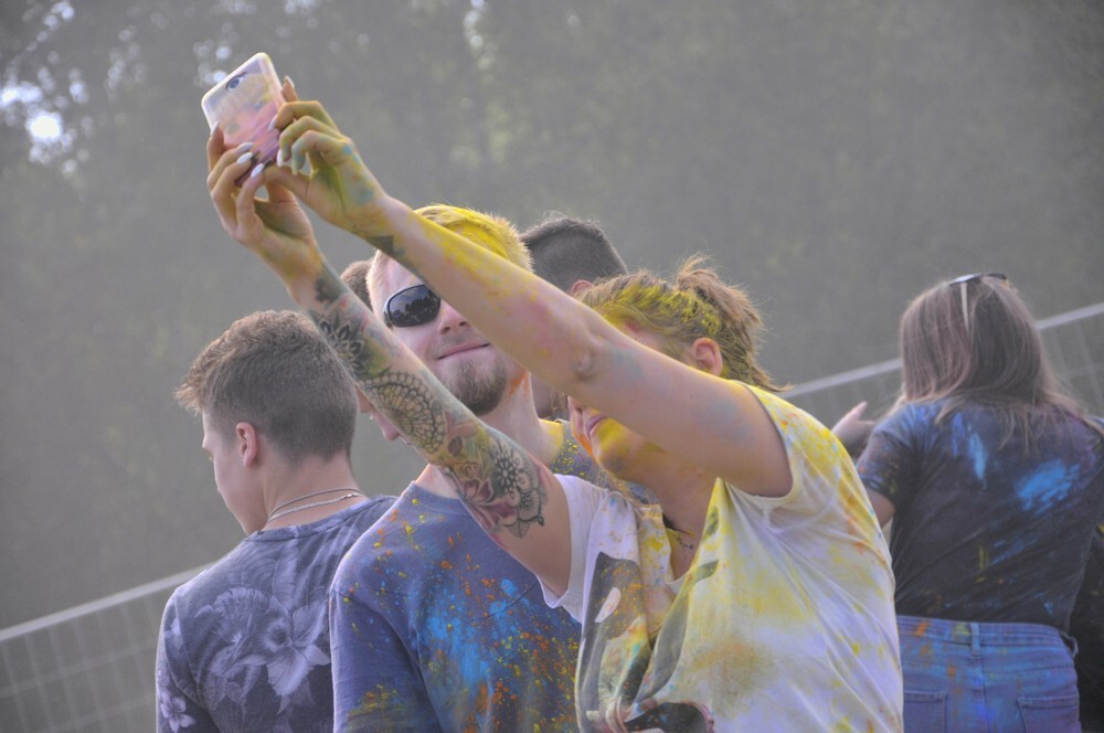 Uwaga! W sobotę w Rudzie Śląskiej zanotowaliśmy olbrzymi wzrost natężenia kolorów, radości i dobrej zabawy! Na otwartych terenach przy ulicy Górnośląskiej odbył się kolejny Holi Festiwal.