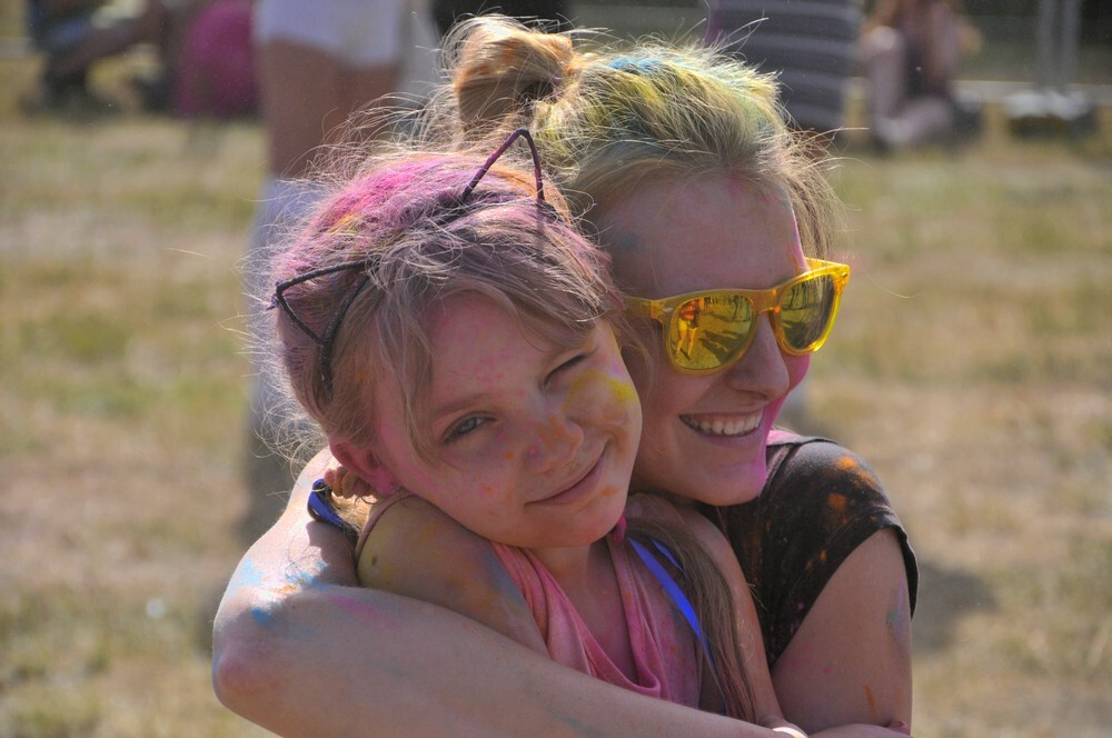 Uwaga! W sobotę w Rudzie Śląskiej zanotowaliśmy olbrzymi wzrost natężenia kolorów, radości i dobrej zabawy! Na otwartych terenach przy ulicy Górnośląskiej odbył się kolejny Holi Festiwal.