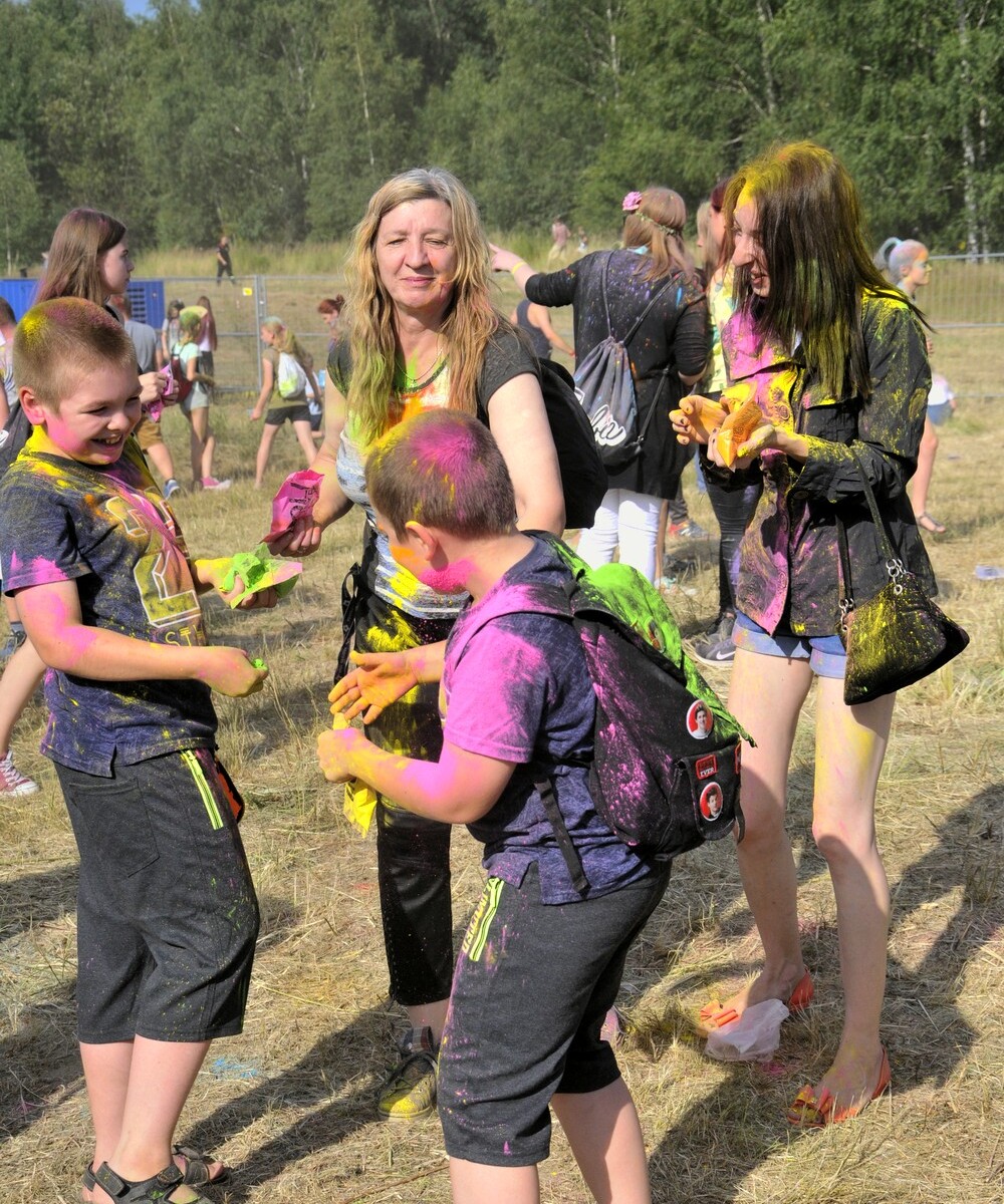 Uwaga! W sobotę w Rudzie Śląskiej zanotowaliśmy olbrzymi wzrost natężenia kolorów, radości i dobrej zabawy! Na otwartych terenach przy ulicy Górnośląskiej odbył się kolejny Holi Festiwal.