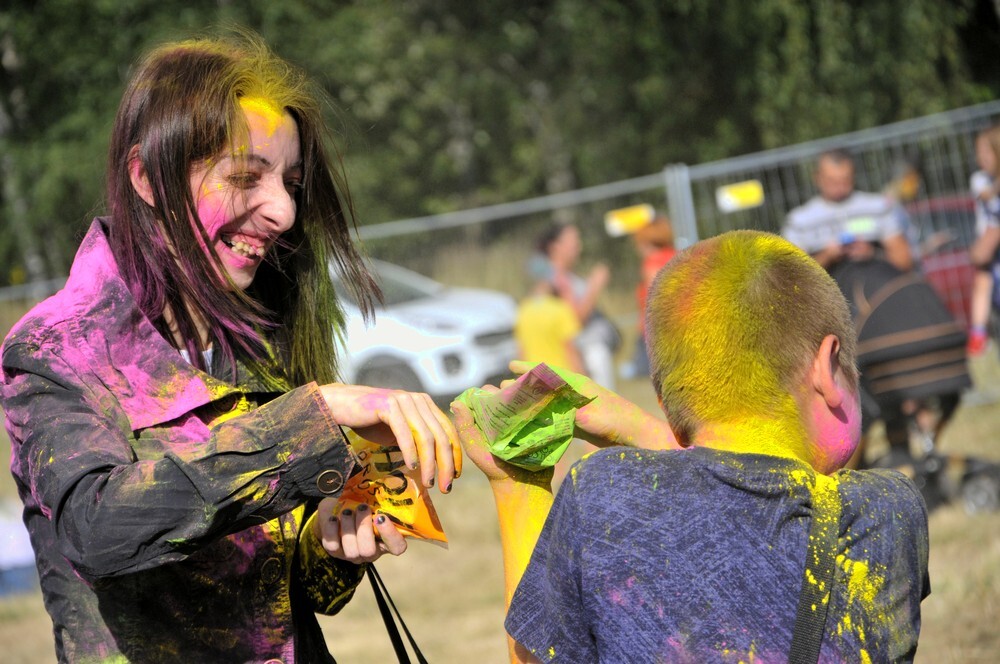Uwaga! W sobotę w Rudzie Śląskiej zanotowaliśmy olbrzymi wzrost natężenia kolorów, radości i dobrej zabawy! Na otwartych terenach przy ulicy Górnośląskiej odbył się kolejny Holi Festiwal.