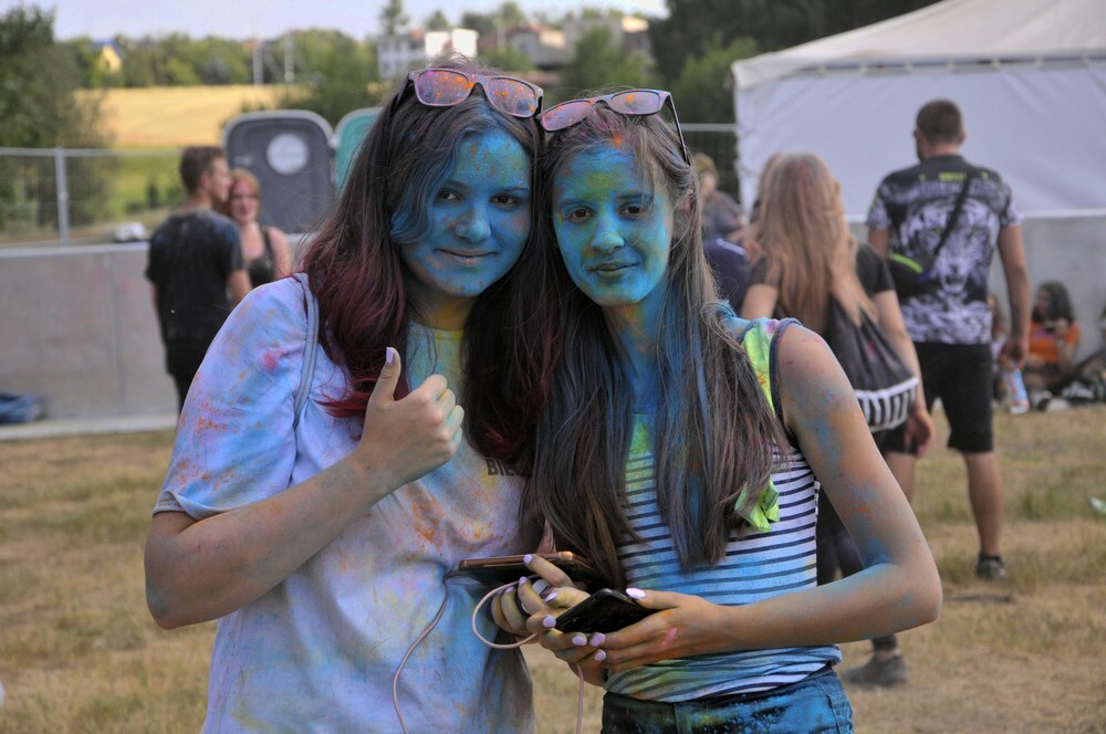 Uwaga! W sobotę w Rudzie Śląskiej zanotowaliśmy olbrzymi wzrost natężenia kolorów, radości i dobrej zabawy! Na otwartych terenach przy ulicy Górnośląskiej odbył się kolejny Holi Festiwal.