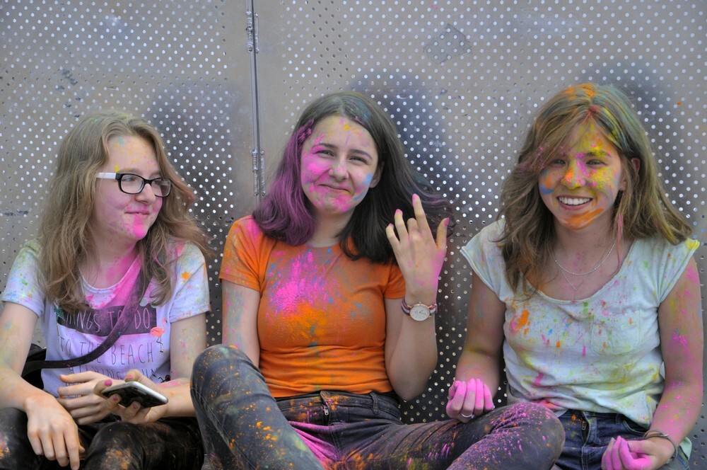 Uwaga! W sobotę w Rudzie Śląskiej zanotowaliśmy olbrzymi wzrost natężenia kolorów, radości i dobrej zabawy! Na otwartych terenach przy ulicy Górnośląskiej odbył się kolejny Holi Festiwal.