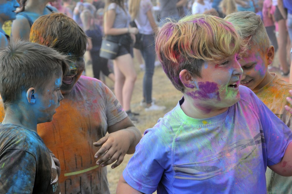 Uwaga! W sobotę w Rudzie Śląskiej zanotowaliśmy olbrzymi wzrost natężenia kolorów, radości i dobrej zabawy! Na otwartych terenach przy ulicy Górnośląskiej odbył się kolejny Holi Festiwal.