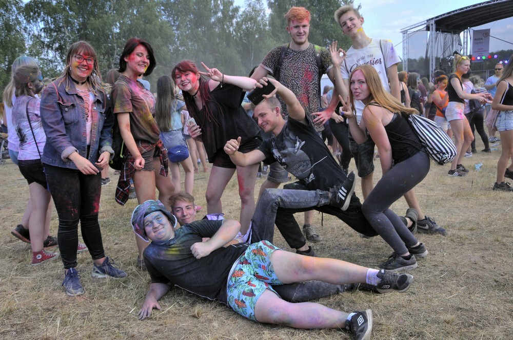 Uwaga! W sobotę w Rudzie Śląskiej zanotowaliśmy olbrzymi wzrost natężenia kolorów, radości i dobrej zabawy! Na otwartych terenach przy ulicy Górnośląskiej odbył się kolejny Holi Festiwal.