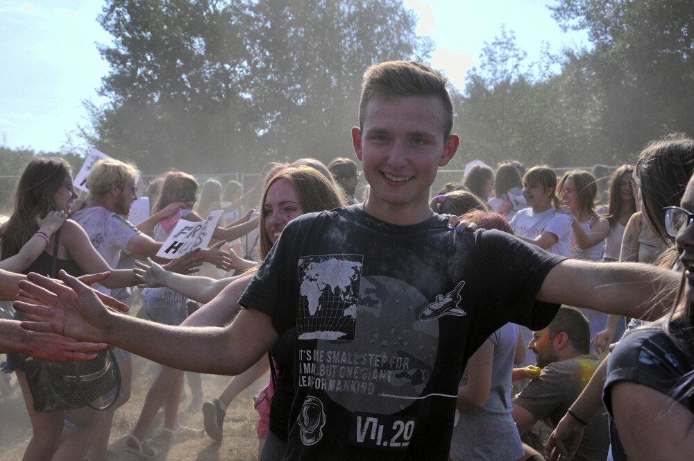 Uwaga! W sobotę w Rudzie Śląskiej zanotowaliśmy olbrzymi wzrost natężenia kolorów, radości i dobrej zabawy! Na otwartych terenach przy ulicy Górnośląskiej odbył się kolejny Holi Festiwal.