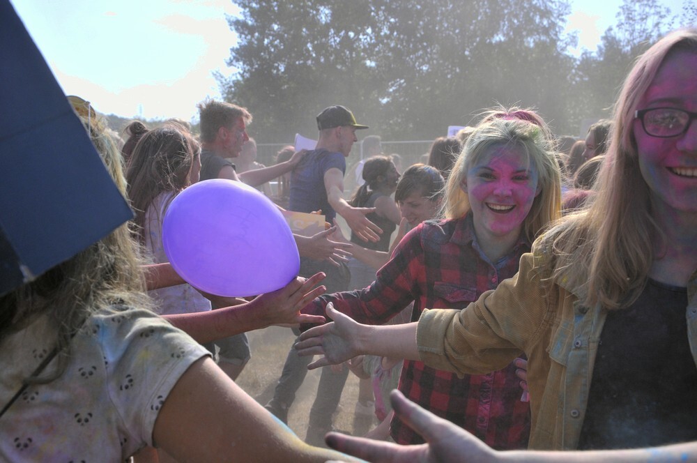Uwaga! W sobotę w Rudzie Śląskiej zanotowaliśmy olbrzymi wzrost natężenia kolorów, radości i dobrej zabawy! Na otwartych terenach przy ulicy Górnośląskiej odbył się kolejny Holi Festiwal.