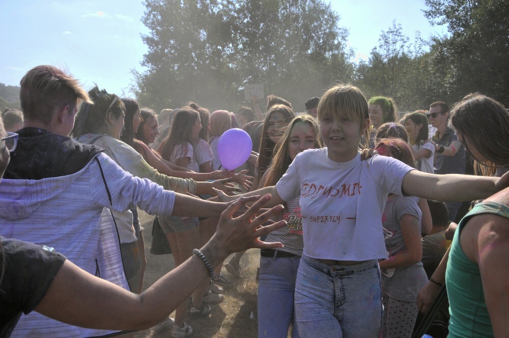 Uwaga! W sobotę w Rudzie Śląskiej zanotowaliśmy olbrzymi wzrost natężenia kolorów, radości i dobrej zabawy! Na otwartych terenach przy ulicy Górnośląskiej odbył się kolejny Holi Festiwal.