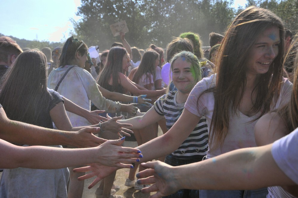 Uwaga! W sobotę w Rudzie Śląskiej zanotowaliśmy olbrzymi wzrost natężenia kolorów, radości i dobrej zabawy! Na otwartych terenach przy ulicy Górnośląskiej odbył się kolejny Holi Festiwal.