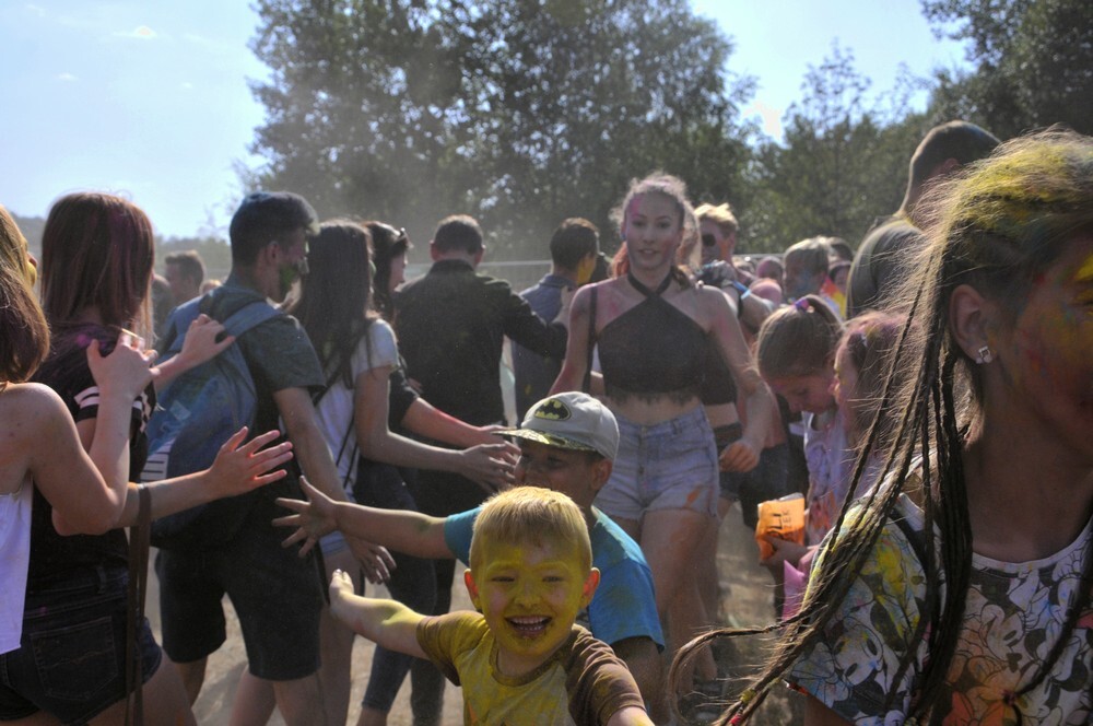 Uwaga! W sobotę w Rudzie Śląskiej zanotowaliśmy olbrzymi wzrost natężenia kolorów, radości i dobrej zabawy! Na otwartych terenach przy ulicy Górnośląskiej odbył się kolejny Holi Festiwal.