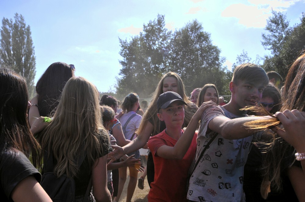 Uwaga! W sobotę w Rudzie Śląskiej zanotowaliśmy olbrzymi wzrost natężenia kolorów, radości i dobrej zabawy! Na otwartych terenach przy ulicy Górnośląskiej odbył się kolejny Holi Festiwal.