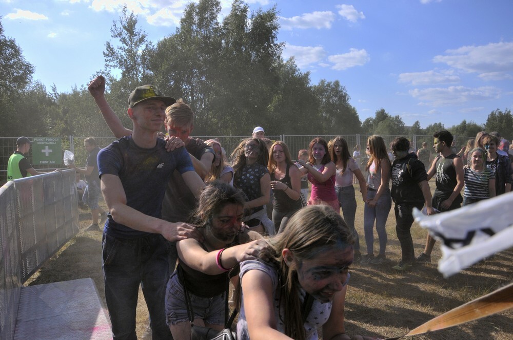 Uwaga! W sobotę w Rudzie Śląskiej zanotowaliśmy olbrzymi wzrost natężenia kolorów, radości i dobrej zabawy! Na otwartych terenach przy ulicy Górnośląskiej odbył się kolejny Holi Festiwal.