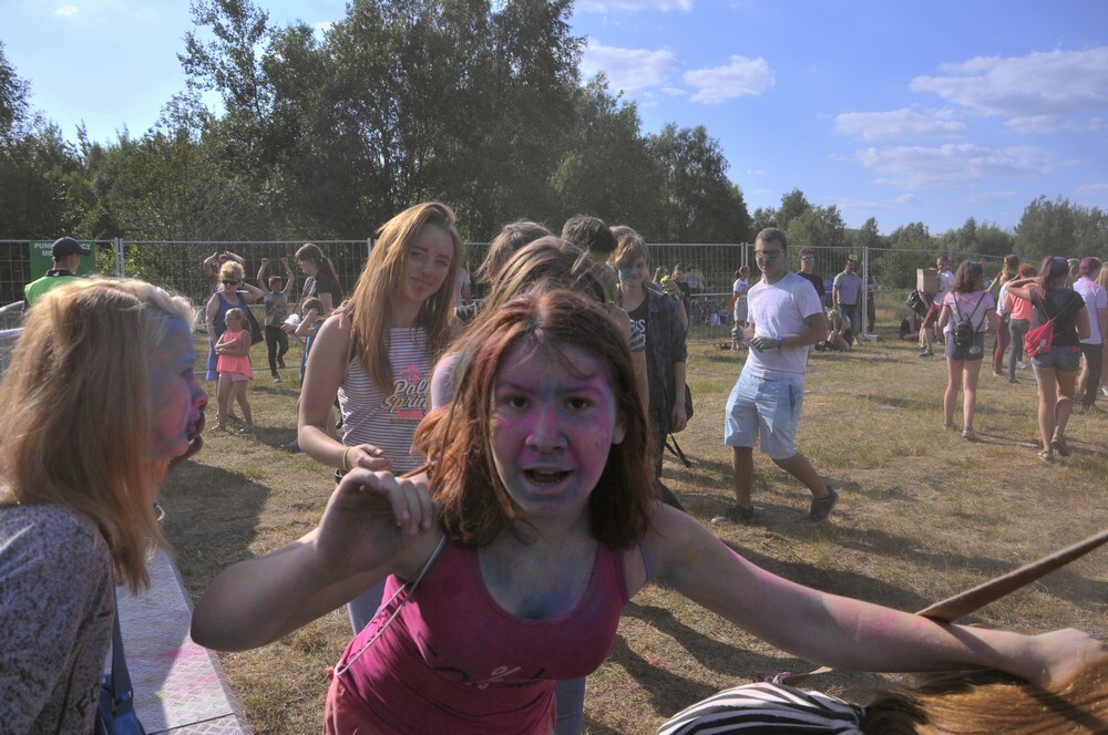 Uwaga! W sobotę w Rudzie Śląskiej zanotowaliśmy olbrzymi wzrost natężenia kolorów, radości i dobrej zabawy! Na otwartych terenach przy ulicy Górnośląskiej odbył się kolejny Holi Festiwal.