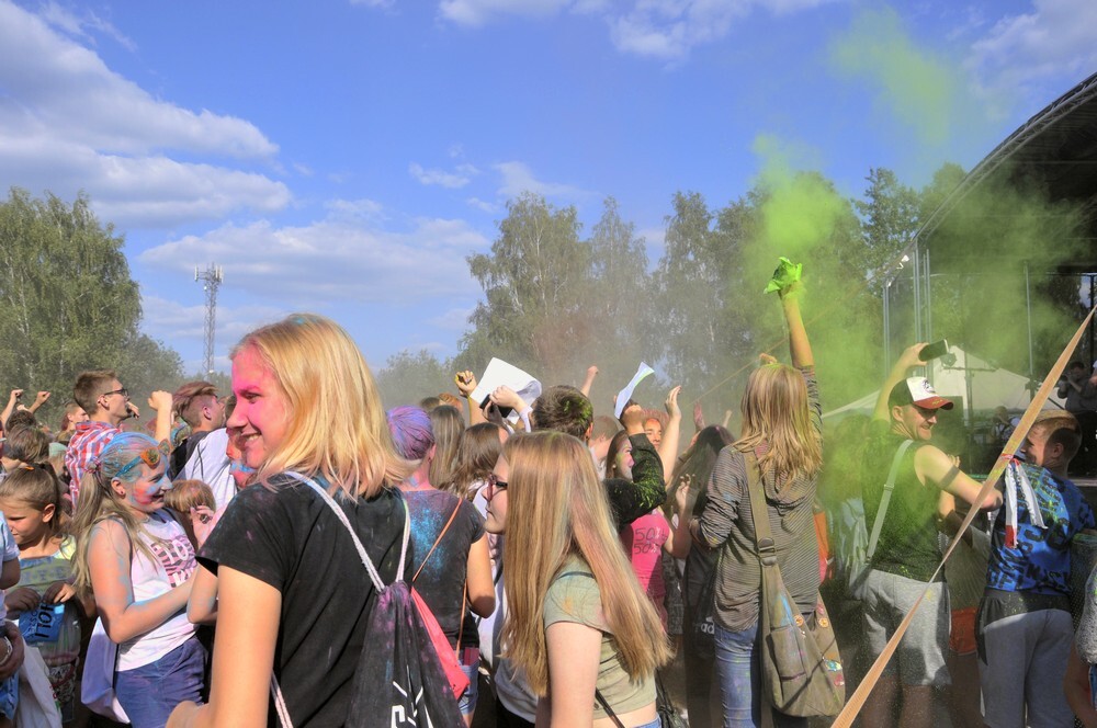 Uwaga! W sobotę w Rudzie Śląskiej zanotowaliśmy olbrzymi wzrost natężenia kolorów, radości i dobrej zabawy! Na otwartych terenach przy ulicy Górnośląskiej odbył się kolejny Holi Festiwal.
