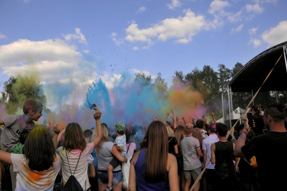 Uwaga! W sobotę w Rudzie Śląskiej zanotowaliśmy olbrzymi wzrost natężenia kolorów, radości i dobrej zabawy! Na otwartych terenach przy ulicy Górnośląskiej odbył się kolejny Holi Festiwal.