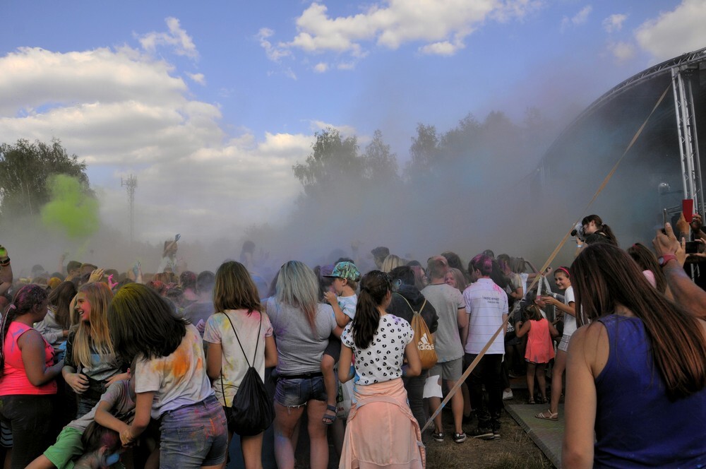 Uwaga! W sobotę w Rudzie Śląskiej zanotowaliśmy olbrzymi wzrost natężenia kolorów, radości i dobrej zabawy! Na otwartych terenach przy ulicy Górnośląskiej odbył się kolejny Holi Festiwal.