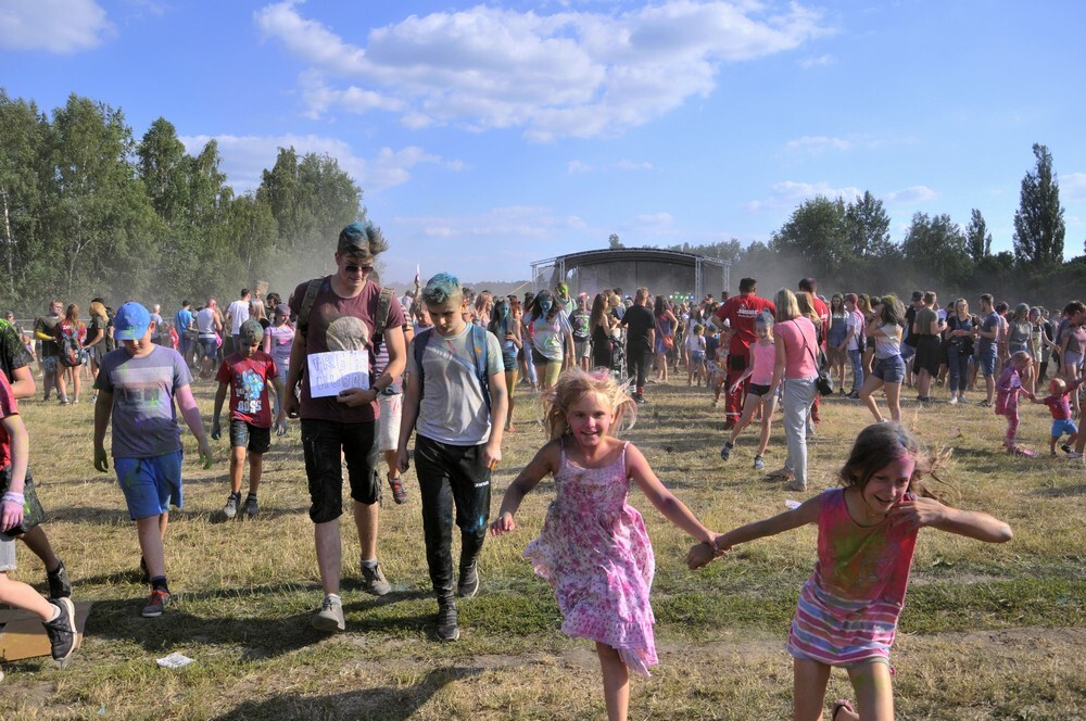Uwaga! W sobotę w Rudzie Śląskiej zanotowaliśmy olbrzymi wzrost natężenia kolorów, radości i dobrej zabawy! Na otwartych terenach przy ulicy Górnośląskiej odbył się kolejny Holi Festiwal.