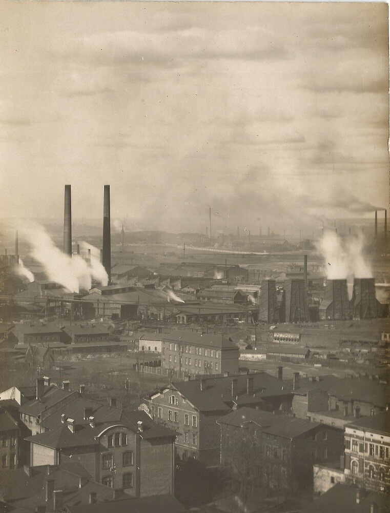 Zdjęcia ukazują pracę w Hucie Pokój w latach 30. XX wieku. Przedstawione są też dawne widoki z lotu ptaka na Nowy Bytom. Pochodzenie zdjęć: Renate Elisabeth Schmidt.