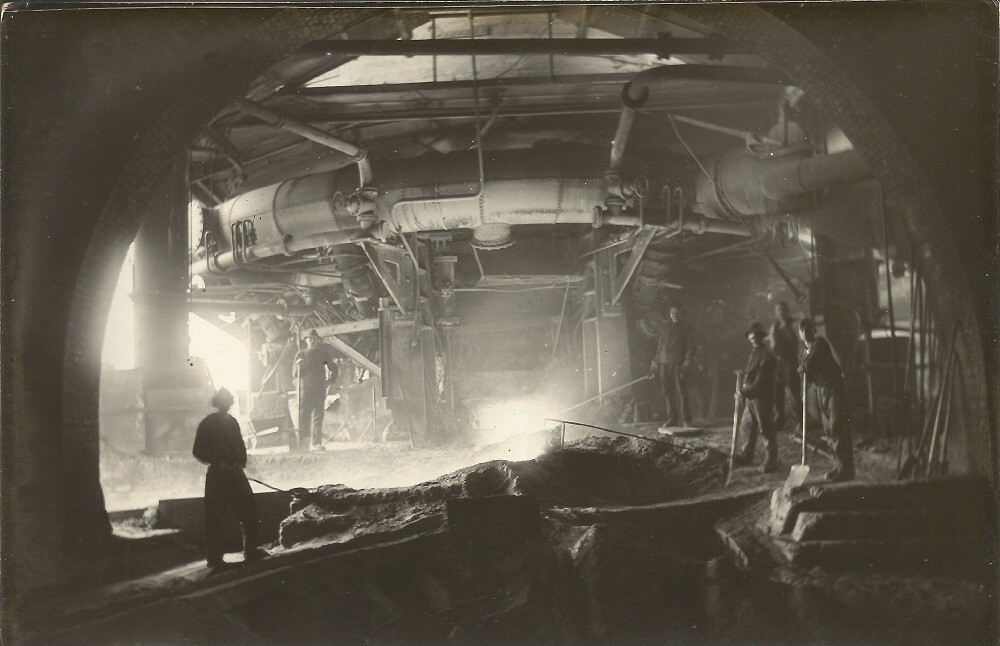 Zdjęcia ukazują pracę w Hucie Pokój w latach 30. XX wieku. Przedstawione są też dawne widoki z lotu ptaka na Nowy Bytom. Pochodzenie zdjęć: Renate Elisabeth Schmidt.