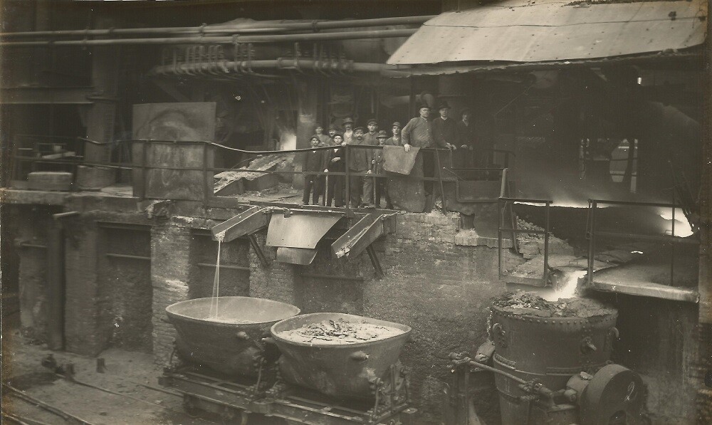 Zdjęcia ukazują pracę w Hucie Pokój w latach 30. XX wieku. Przedstawione są też dawne widoki z lotu ptaka na Nowy Bytom. Pochodzenie zdjęć: Renate Elisabeth Schmidt.