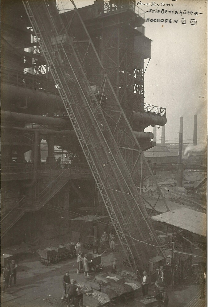 Zdjęcia ukazują pracę w Hucie Pokój w latach 30. XX wieku. Przedstawione są też dawne widoki z lotu ptaka na Nowy Bytom. Pochodzenie zdjęć: Renate Elisabeth Schmidt.