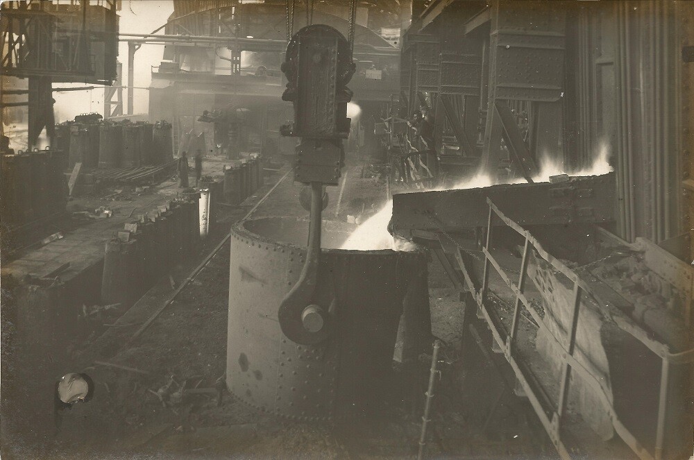 Zdjęcia ukazują pracę w Hucie Pokój w latach 30. XX wieku. Przedstawione są też dawne widoki z lotu ptaka na Nowy Bytom. Pochodzenie zdjęć: Renate Elisabeth Schmidt.