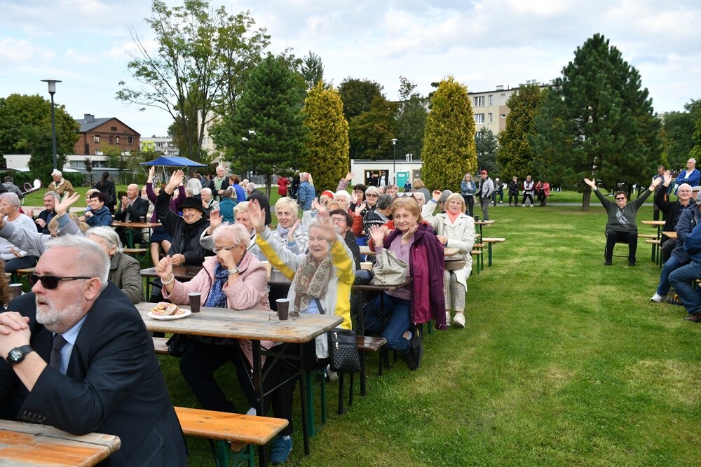 Wczoraj na terenie basenu letniego przy ul. Ratowników w Nowym Bytomiu odbyła się wyjątkowa impreza dla starszych mieszkańców naszego miasta. W imprezie wzięli udział seniorzy z naszego miasta.

fot. Jacek Knapik