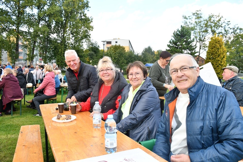 Wczoraj na terenie basenu letniego przy ul. Ratowników w Nowym Bytomiu odbyła się wyjątkowa impreza dla starszych mieszkańców naszego miasta. W imprezie wzięli udział seniorzy z naszego miasta.

fot. Jacek Knapik
