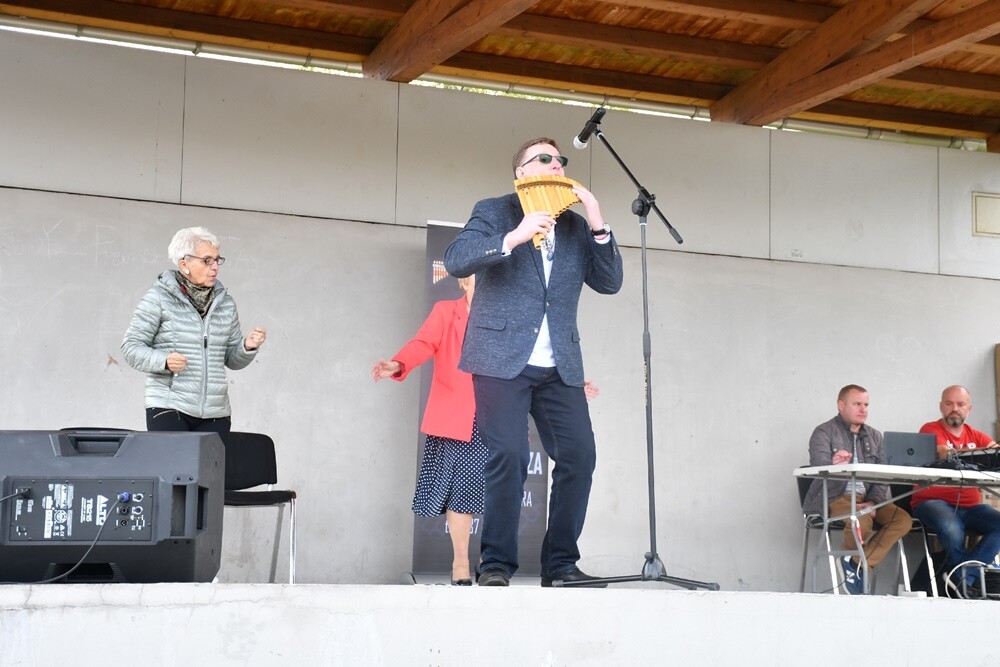 Wczoraj na terenie basenu letniego przy ul. Ratowników w Nowym Bytomiu odbyła się wyjątkowa impreza dla starszych mieszkańców naszego miasta. W imprezie wzięli udział seniorzy z naszego miasta.

fot. Jacek Knapik