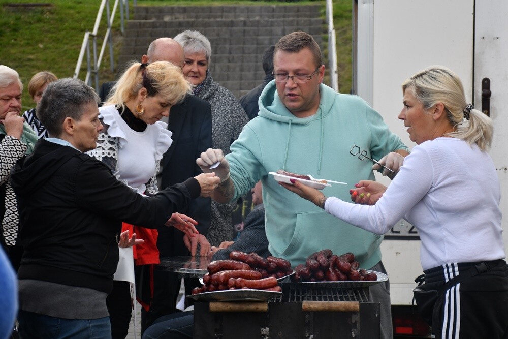 Wczoraj na terenie basenu letniego przy ul. Ratowników w Nowym Bytomiu odbyła się wyjątkowa impreza dla starszych mieszkańców naszego miasta. W imprezie wzięli udział seniorzy z naszego miasta.

fot. Jacek Knapik