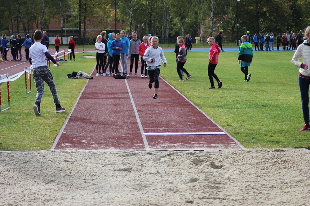 Kilkuset uczniów rudzkich szkół podstawowych wzięło udział w Igrzyskach Lekkoatletycznych dzieci.