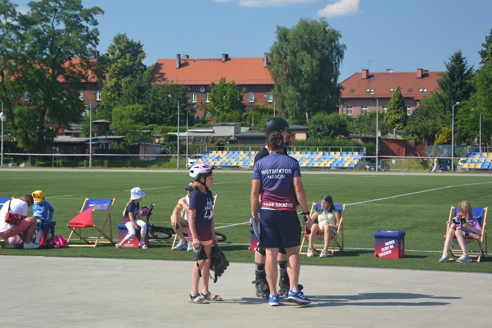 Wczoraj na Burloch Arenie odbył się II Festiwal Rolkowy. Impreza zgromadziła wielu miłośników jazdy na rolkach. Organizatorzy wydarzenia przygotowali wiele atrakcji zarówno dla najmłodszych, jak i dorosłych. 

fot. Jacek Knapik