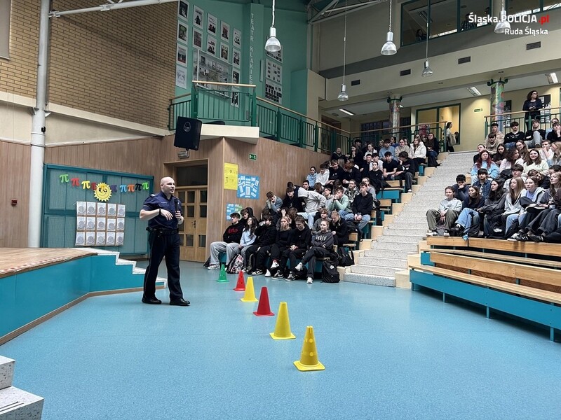 III LO: Policjanci rozmawiali z młodzieżą o pracy, zagrożeniach i bezpieczeństwie