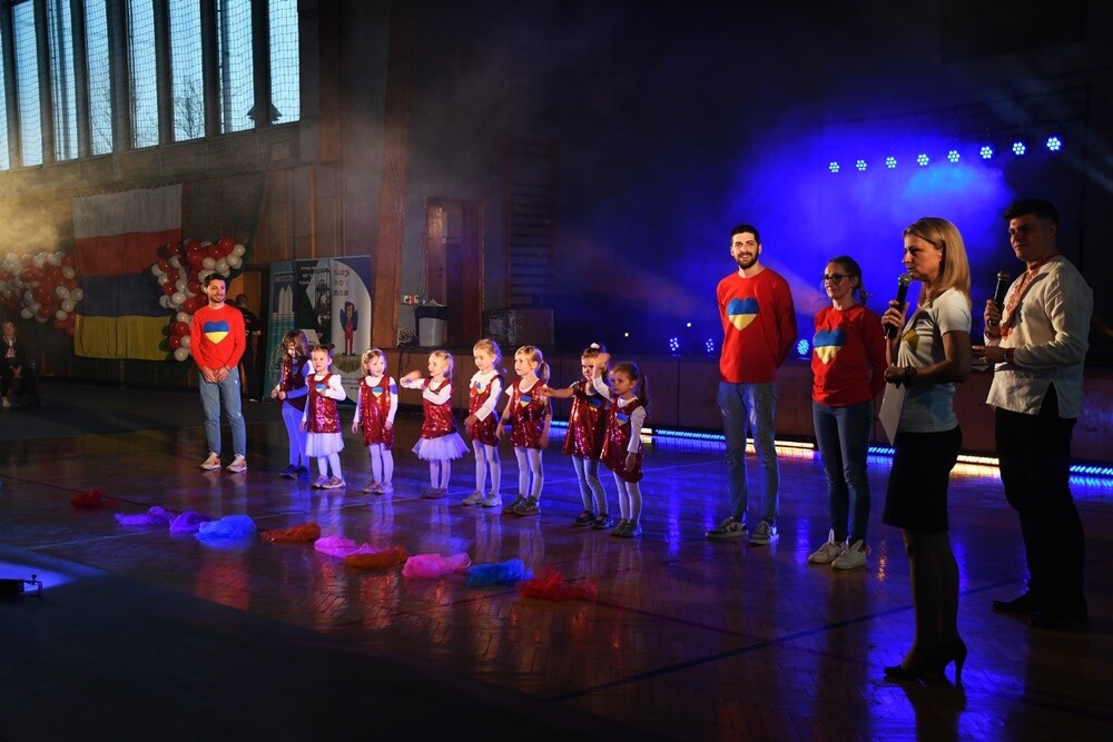 Taniec, śpiew, sport, akrobatyka - to wszystko połączone z doskonałymi nastrojami, uśmiechem oraz chęcią niesienia pomocy można było wczoraj zobaczyć i poczuć w hali MOSiR podczas imprezy charytatywnej "Dzieci - Dzieciom". 

fot. Jacek Knapik