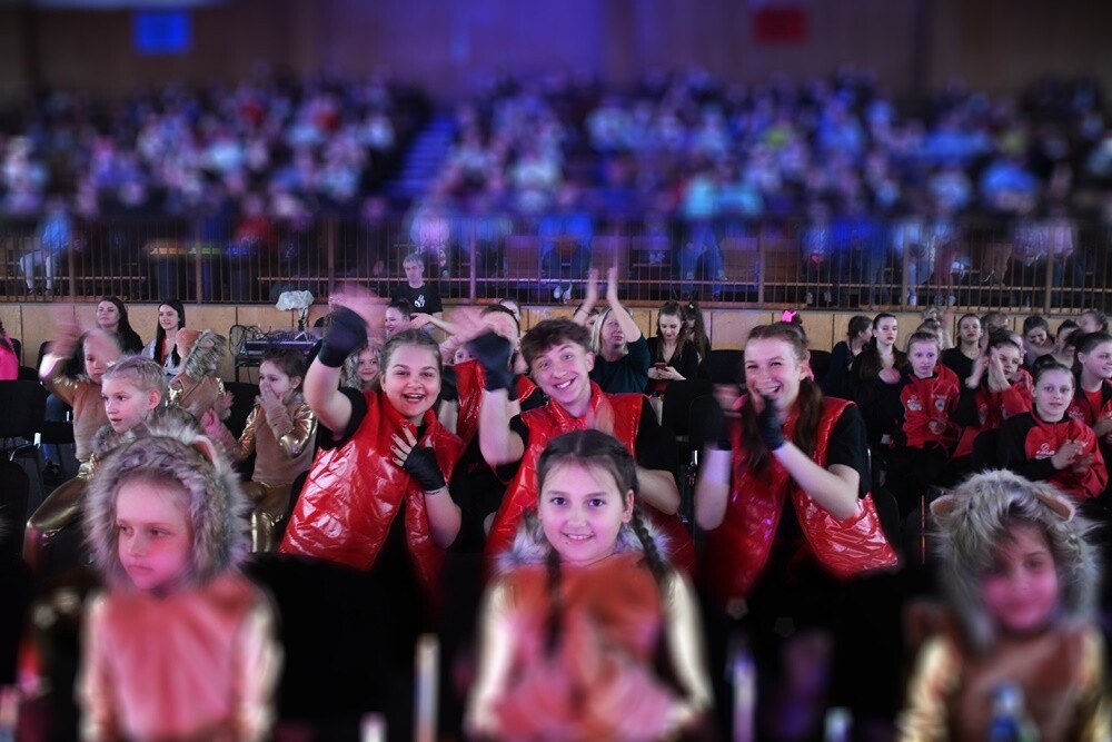 Taniec, śpiew, sport, akrobatyka - to wszystko połączone z doskonałymi nastrojami, uśmiechem oraz chęcią niesienia pomocy można było wczoraj zobaczyć i poczuć w hali MOSiR podczas imprezy charytatywnej "Dzieci - Dzieciom". 

fot. Jacek Knapik