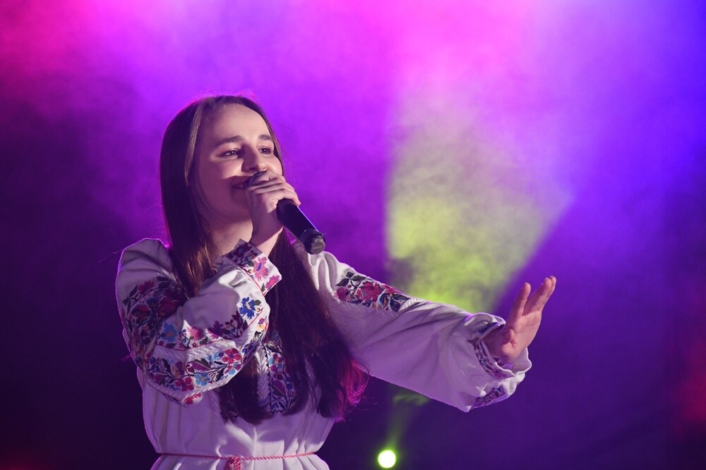 Taniec, śpiew, sport, akrobatyka - to wszystko połączone z doskonałymi nastrojami, uśmiechem oraz chęcią niesienia pomocy można było wczoraj zobaczyć i poczuć w hali MOSiR podczas imprezy charytatywnej "Dzieci - Dzieciom". 

fot. Jacek Knapik