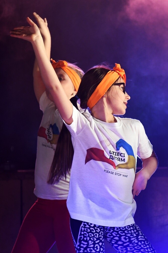 Taniec, śpiew, sport, akrobatyka - to wszystko połączone z doskonałymi nastrojami, uśmiechem oraz chęcią niesienia pomocy można było wczoraj zobaczyć i poczuć w hali MOSiR podczas imprezy charytatywnej "Dzieci - Dzieciom". 

fot. Jacek Knapik