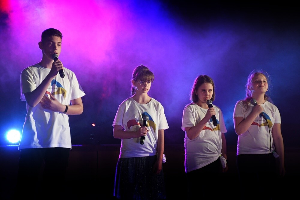 Taniec, śpiew, sport, akrobatyka - to wszystko połączone z doskonałymi nastrojami, uśmiechem oraz chęcią niesienia pomocy można było wczoraj zobaczyć i poczuć w hali MOSiR podczas imprezy charytatywnej "Dzieci - Dzieciom". 

fot. Jacek Knapik