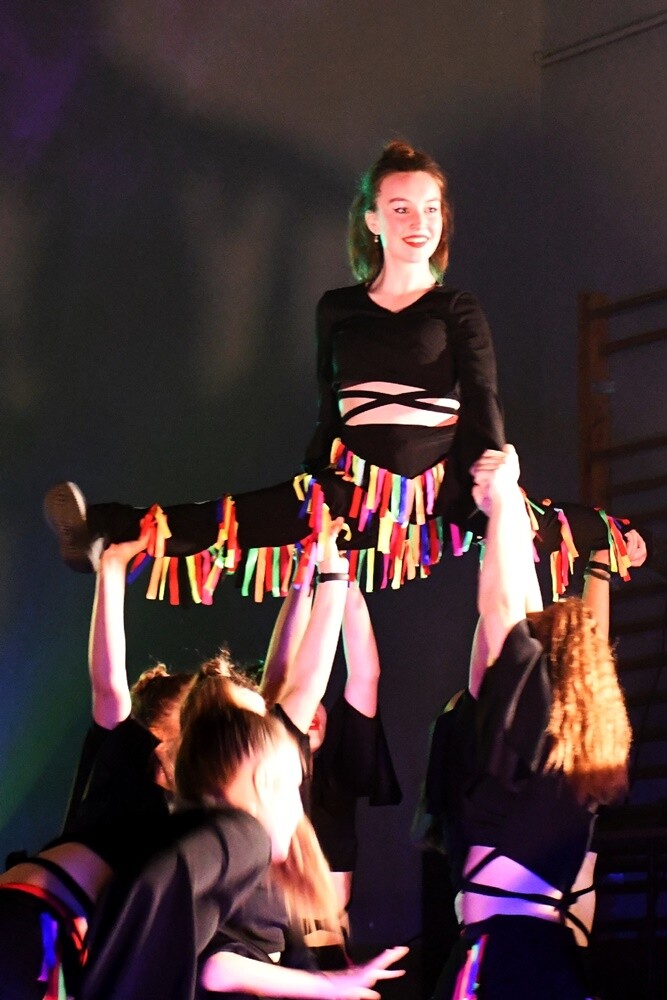 Taniec, śpiew, sport, akrobatyka - to wszystko połączone z doskonałymi nastrojami, uśmiechem oraz chęcią niesienia pomocy można było wczoraj zobaczyć i poczuć w hali MOSiR podczas imprezy charytatywnej "Dzieci - Dzieciom". 

fot. Jacek Knapik