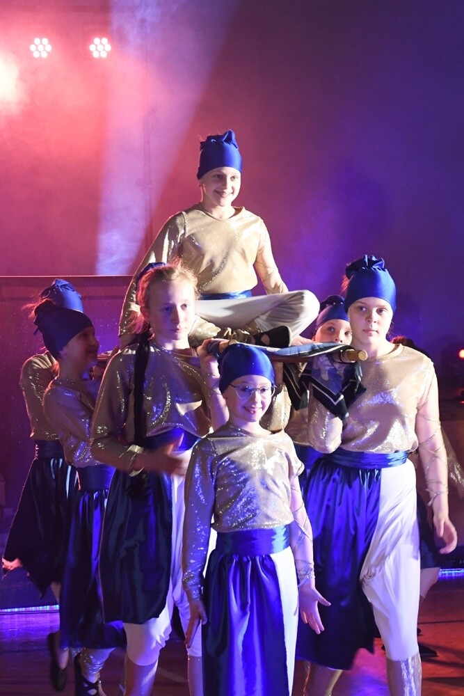 Taniec, śpiew, sport, akrobatyka - to wszystko połączone z doskonałymi nastrojami, uśmiechem oraz chęcią niesienia pomocy można było wczoraj zobaczyć i poczuć w hali MOSiR podczas imprezy charytatywnej "Dzieci - Dzieciom". 

fot. Jacek Knapik