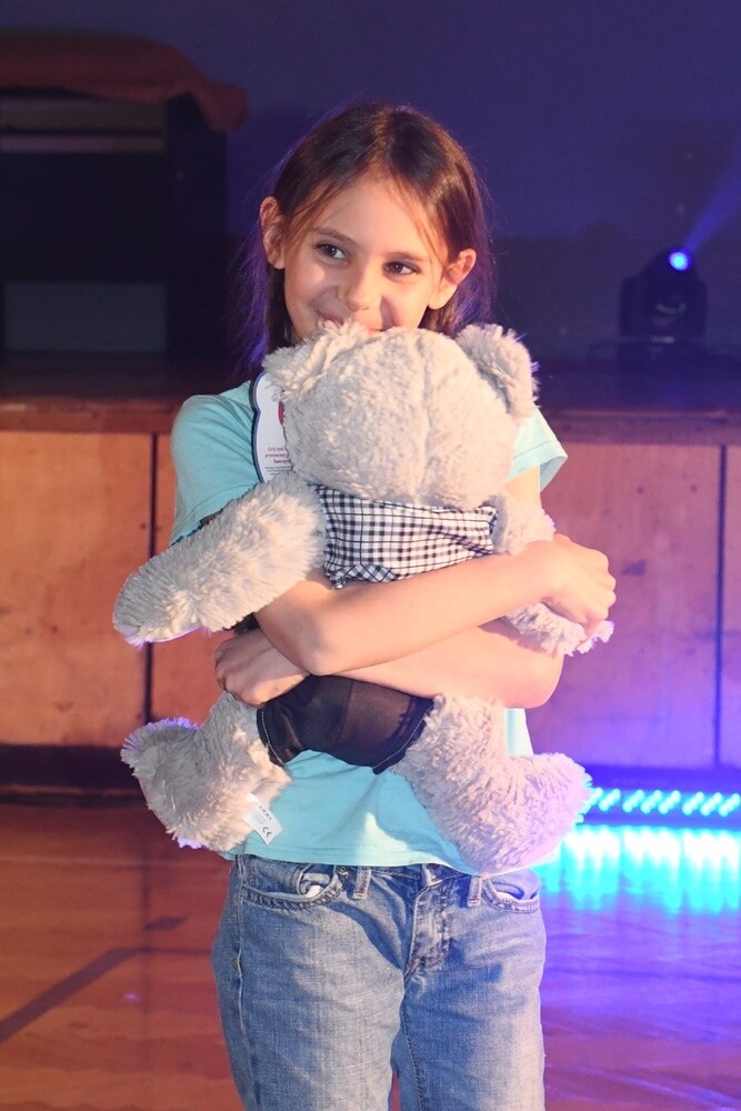 Taniec, śpiew, sport, akrobatyka - to wszystko połączone z doskonałymi nastrojami, uśmiechem oraz chęcią niesienia pomocy można było wczoraj zobaczyć i poczuć w hali MOSiR podczas imprezy charytatywnej "Dzieci - Dzieciom". 

fot. Jacek Knapik