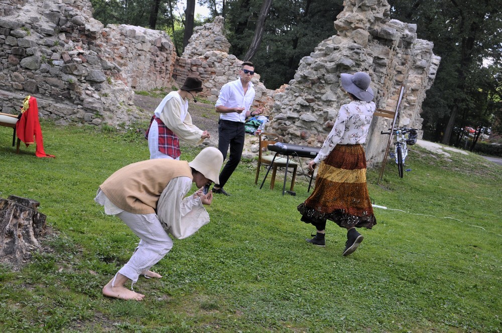 W ruinach zamku na Rudzie odbyło się dzisiaj improwizowane przedstawienie, które z przymrużeniem oka i z niezwykłym dowcipem przedstawiało historię wielkiego majątku Karola Goduli.