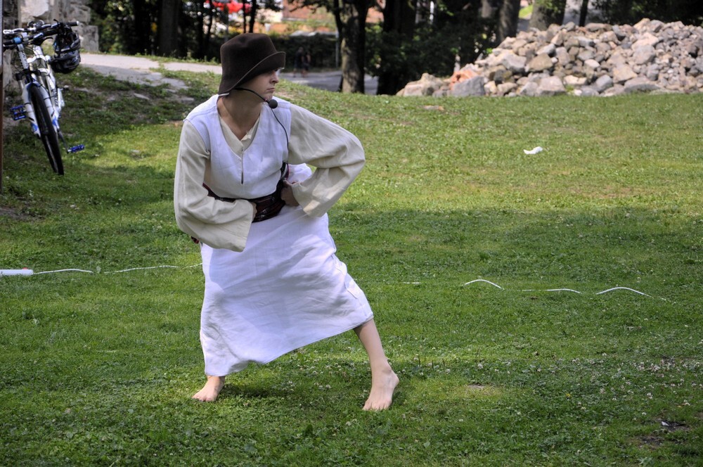 W ruinach zamku na Rudzie odbyło się dzisiaj improwizowane przedstawienie, które z przymrużeniem oka i z niezwykłym dowcipem przedstawiało historię wielkiego majątku Karola Goduli.