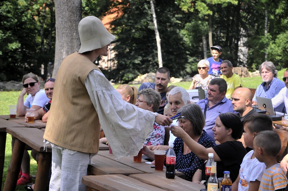 W ruinach zamku na Rudzie odbyło się dzisiaj improwizowane przedstawienie, które z przymrużeniem oka i z niezwykłym dowcipem przedstawiało historię wielkiego majątku Karola Goduli.
